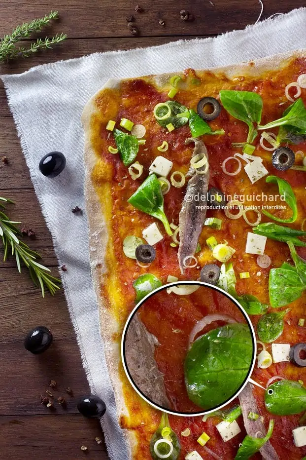Pizza anchois, ciboule, olives noires