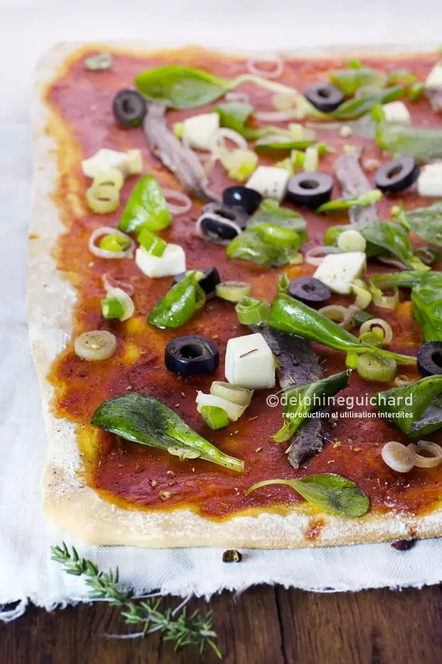 Pizza anchois, ciboule, olives noires