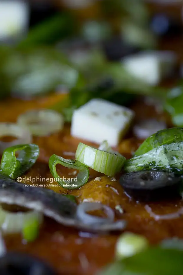 Pizza anchois, ciboule, olives noires