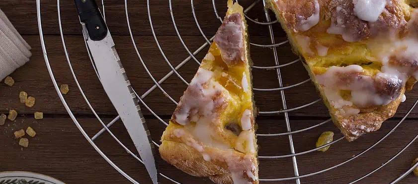 La brioche en escargot : crème pâtissière, raisin et orange confite