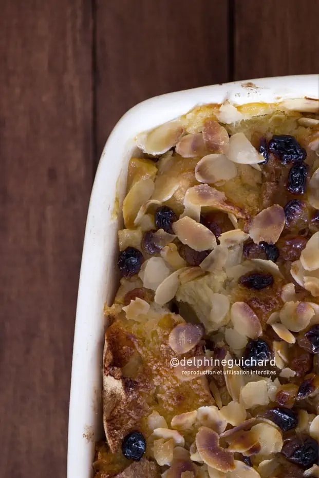 Gâteau perdu : pain, pommes, raisins, amandes, moelleux et croustillant !