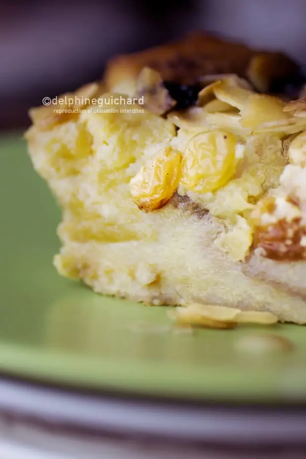 Gâteau perdu : pain, pommes, raisins, amandes, moelleux et croustillant !