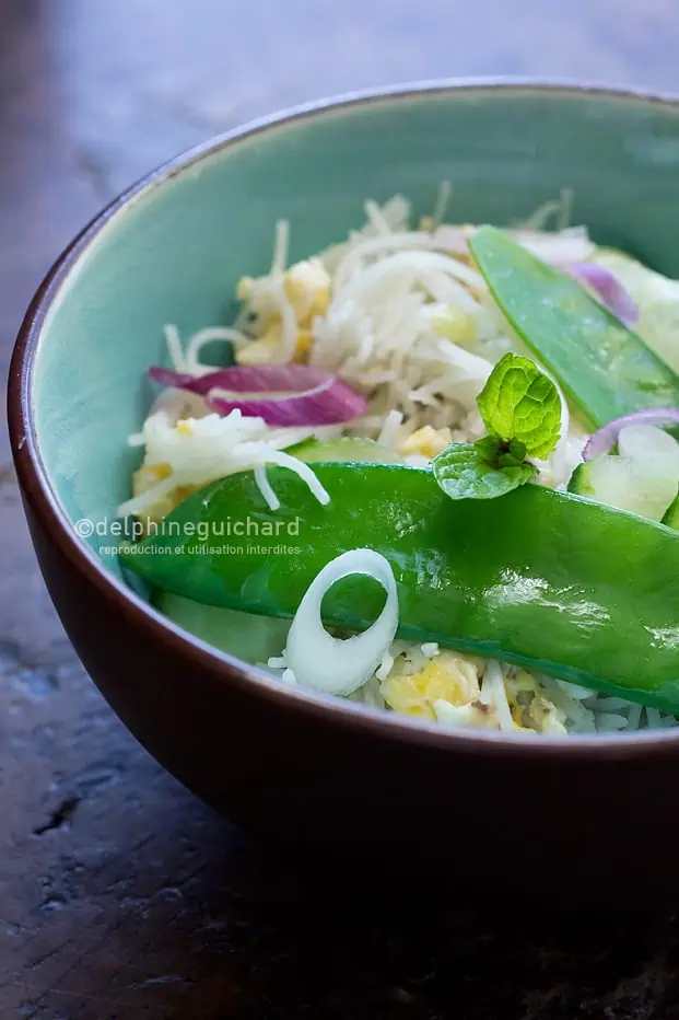 Vermicelles de riz et légumes croquants à la menthe