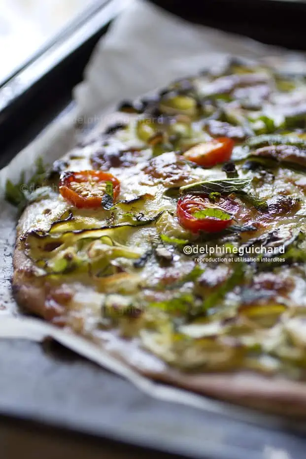 Pizza courgette, mozzarella, menthe : saveurs et subtilité. 5 Une pizza généreusement recouverte de courgettes marinées, mozzarella, tomates pour la pointe de sucré, et agréablement ponctuée de notes de menthe fraîche.