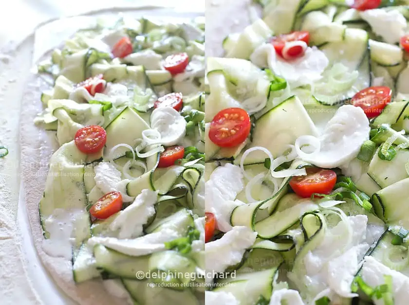 Pizza courgette, mozzarella, menthe : saveurs et subtilité. 3 Une pizza généreusement recouverte de courgettes marinées, mozzarella, tomates pour la pointe de sucré, et agréablement ponctuée de notes de menthe fraîche.