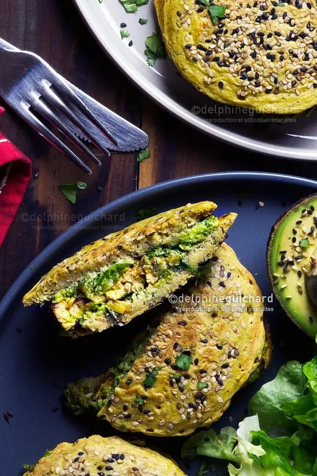 Une recette originale de croque-monsieur qui marie la douceur de l'avocat et le piquant du gingembre, la fraîcheur de la salade et les saveurs du tempeh.