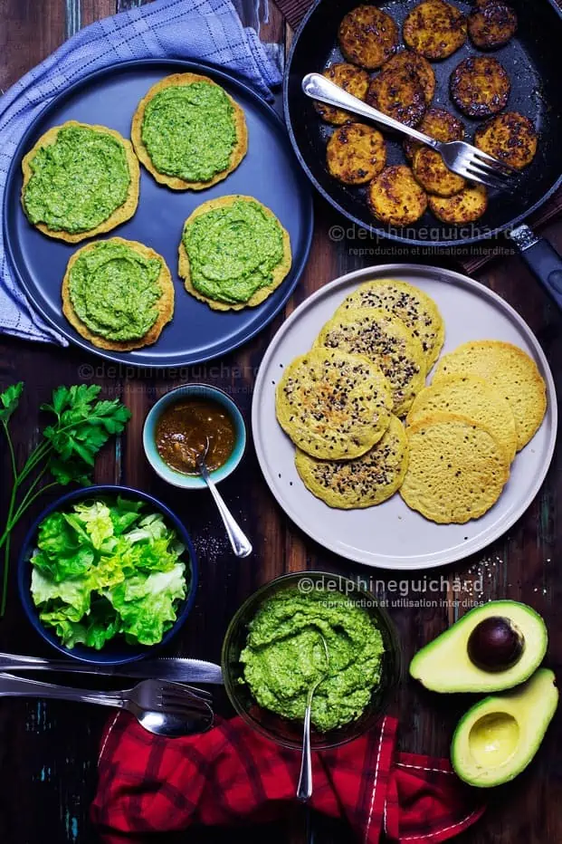 Une recette originale de croque-monsieur qui marie la douceur de l'avocat et le piquant du gingembre, la fraîcheur de la salade et les saveurs du tempeh.