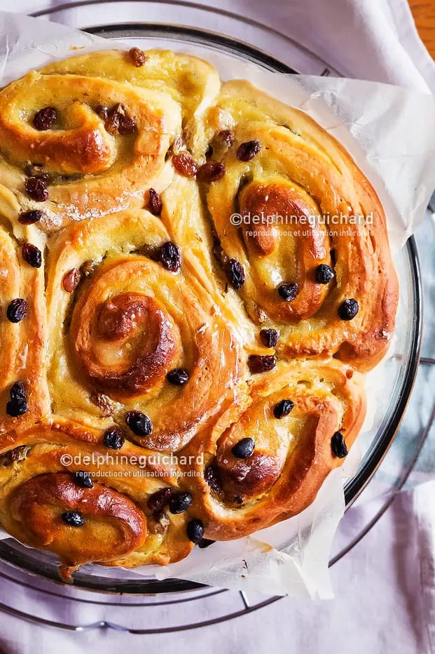 Une jolie brioche gourmande à la crème pâtissière et aux raisins, en version végétalienne
