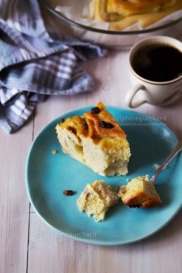 Une jolie brioche gourmande à la crème pâtissière et aux raisins, en version végétalienne