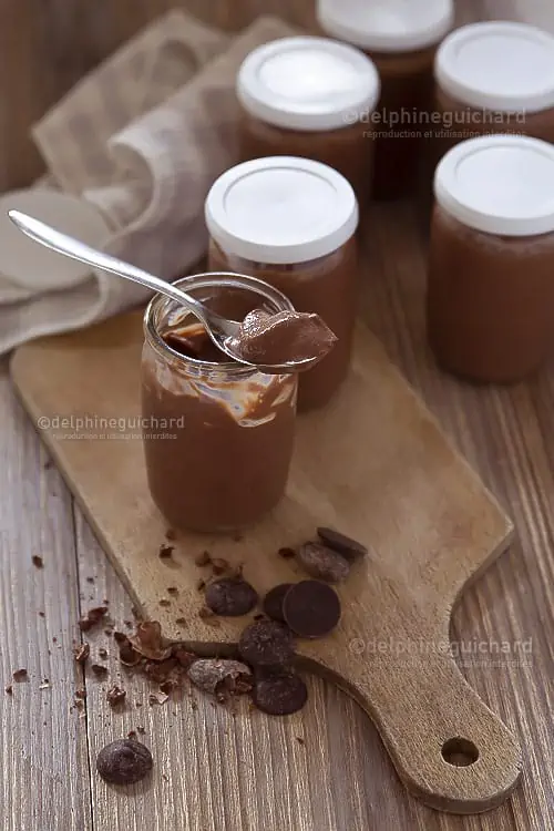 Crème au chocolat vegan : légèreté et gourmandise pour les ermites du moment ! 2 Une crème au chocolat végétale, sans oeufs, ni lait de vache, et gourmande : c'est le dessert sans scrupule par ces temps de confinement.