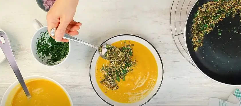 Graines toastées, oignon rouge et coriandre pour plus de croquant dans l&rsquo;assiette