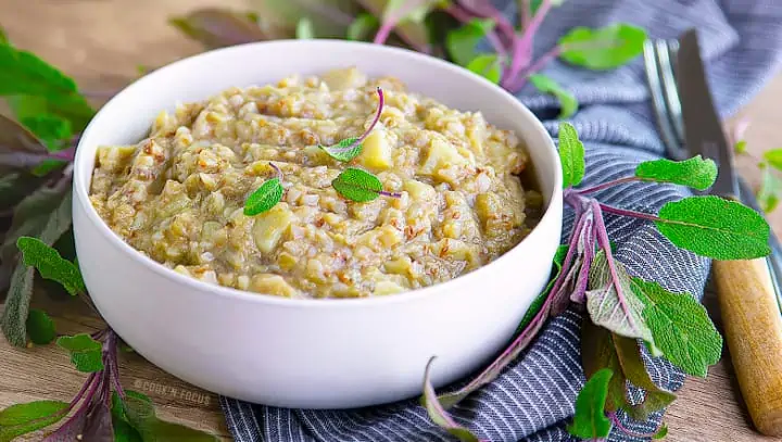 Ecrasé d'aubergine à la sauge et au kasha 3 Une recette d'écrasé d'aubergine, comme un dhal ou une purée, tout doux et réhaussé par la sauge.
