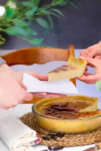 Flan pâtissier ou flan parisien, peu importe, les jolies parts sont une promesse de dessert d'enfance.