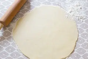 Pâte brisée sans beurre, facile et rapide 4 Etaler la pâte avec un rouleau à pâtisserie