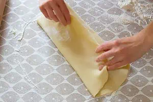 Pâte brisée sans beurre, facile et rapide 5 Plier la pâte dans les 2 sens