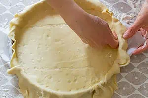 Pâte brisée sans beurre, facile et rapide 6 Bien ajuster la pâte sur les bords en évitant les bulles d'air