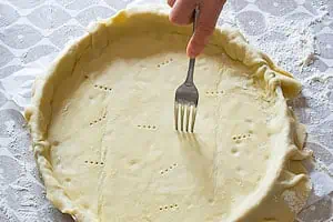 Pâte brisée sans beurre, facile et rapide 7 Piquer le fond de tarte avec une fourchette