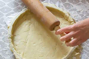 Pâte brisée sans beurre, facile et rapide 8 Couper les bords en passant le rouleau autour du moule