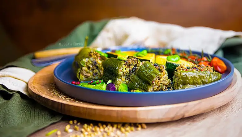 Poivrons farcis, fêves et légumes rôtis