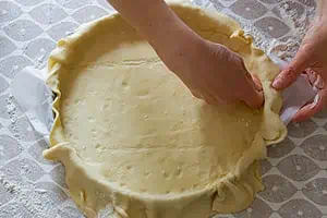 Méthode pour bien foncer le plat à tarte avec un pâte brisée